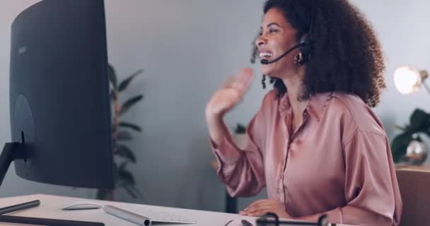 コールセンターのコンサルティング ネットワーキング またはアドバイスを支援するビデオ通話でのコミュニケーション コンピュータ または黒人女性 連絡先 波や幸せなアフリカの労働者の話 会話やオンラインで話す — ストック動画