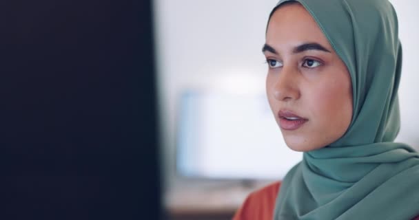 穆斯林女商人 脸和思维 阅读电脑屏幕和打字报告与互联网连接 在印度尼西亚工作的伊斯兰工人 其工作重点是研究建议书和头巾 — 图库视频影像