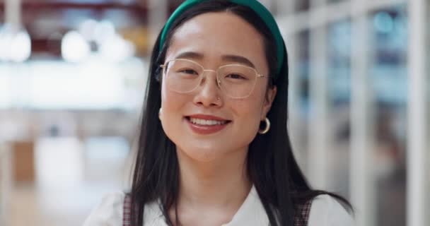 Handle Kjøpesenter Ansiktet Til Asiatiske Kunder Detaljhandelsbygg Rabatterte Produkter Luksuspresang – stockvideo