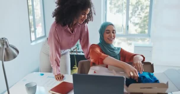 Musulmán Ropa Mujer Feliz Con Entrega Compra Comercio Electrónico Una — Vídeo de stock