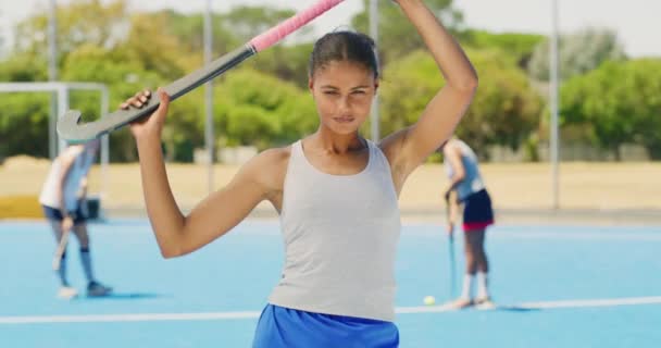 Potret Seorang Pemain Hoki Remaja Berdiri Lapangan Olahraga Merasa Ceria — Stok Video
