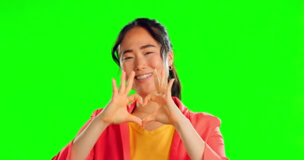 Щаслива Жінка Серцеві Руки Обличчя Зеленому Екрані Фон Студія Догляду — стокове відео