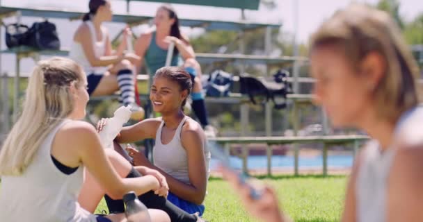 Různorodý Tým Sportovců Pitné Vody Lahví Výhře Utkání Mladá Skupina — Stock video