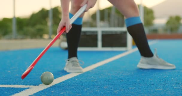 Крупный План Спортивного Молодого Хоккеиста Стоящего Астроторфе Толкающего Мяч Палкой — стоковое видео