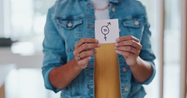 两性平等 薪酬差距和在办公室有男女标志的妇女 持女权运动卡抗议同酬 机会和平等的企业 平等和女雇员 — 图库视频影像