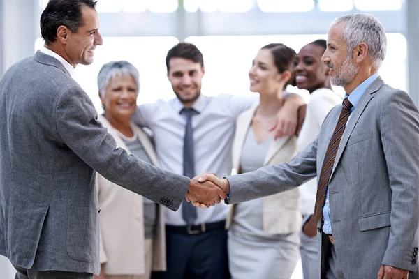 Der Beginn Einer Großartigen Arbeitsbeziehung Zwei Geschäftsleute Beim Händeschütteln Vor — Stockfoto