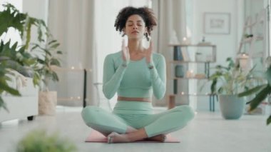 Yoga, kadın ve evde egzersiz ve meditasyon yapan genç bir melez kadın. Farkındalık, zen ve barış egzersizleri bir evde pilates yapan bir insanın dinlenmesi için ruhani bir spor yapması..