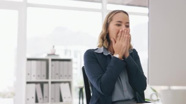 良いニュース 勝利とオンラインの成果をオフィスで成功 お祝いと幸せなビジネス女性 受賞者と興奮した女性労働者金融取引のための笑顔 すごいとコンピュータ上で勝つ — ストック動画