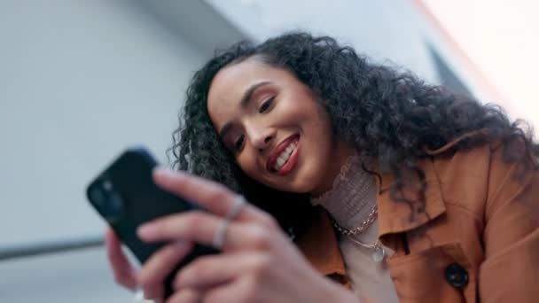 Lachen Stad Vrouw Typen Telefoon Buiten Voor Sociale Media Internet — Stockvideo