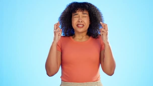 Надія Відчайдушні Пальці Схрестилися Чорною Жінкою Студії Синьому Фоні Бажаючи — стокове відео