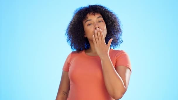 Cara Beso Soplado Mujer Negra Con Amor Coqueteo Felicidad Sobre — Vídeos de Stock