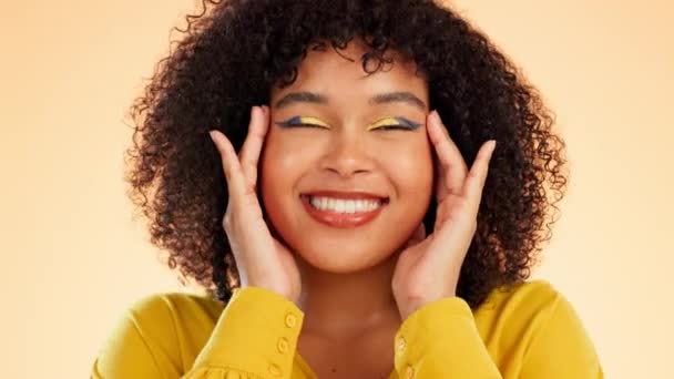 Rostro Maquillaje Belleza Sonrisa Mujer Estudio Aislado Sobre Fondo Cosmética — Vídeos de Stock