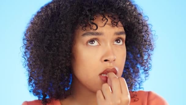 Czarna Kobieta Obgryza Paznokcie Denerwuje Się Denerwuje Twarzą Zdrowiem Psychicznym — Wideo stockowe