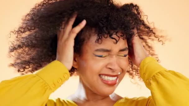 Stüdyoda Sarı Arka Planda Deli Bir Zenci Kadınla Ruh Sağlığı — Stok video