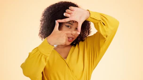 Moda Moldura Das Mãos Mulher Preta Fundo Amarelo Com Maquiagem — Vídeo de Stock