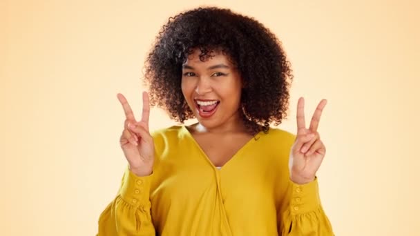 Gestos Felices Sonrientes Mano Con Mujer Negra Estudio Para Signo — Vídeos de Stock