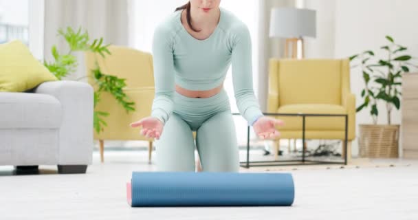 Yoga Home Και Women Roll Mat Για Ξεκινήσετε Άσκηση Προπόνηση — Αρχείο Βίντεο