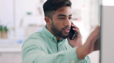 Telefon görüşmesi, bilgisayar ve iş yerindeki bir iş adamına açıklama. Konuşurken veya planlarken. Proje ya da teklif üzerinde çalışan bir erkek çalışanla cep telefonu, iletişim ve sohbet.