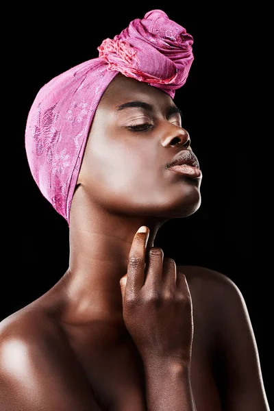 柔らかく滑らかな肌 黒を背景にスカーフを被った美しい女性のスタジオショット — ストック写真