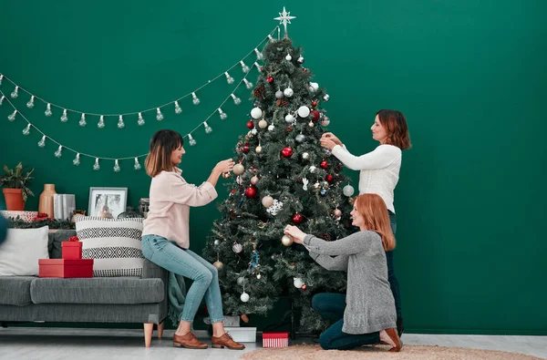 Gelecek Nesiller Için Küçük Gelenekler Evde Noel Ağacını Süsleyen Çekici — Stok fotoğraf