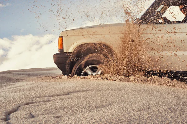 Çölde ilerliyoruz. Kum tepeleri boyunca sürüş yapan ağır bir 4x4.