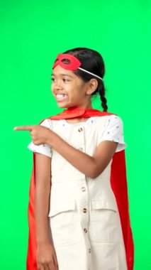 Yüz, süper kahraman kostümü ve arka planda izole edilmiş yeşil ekrandaki kız. Gülümseyin, kostüm karakteri ve Cape Point 'teki çocuk ya da çocuk modeli, ürün yerleştirme ya da pazarlama
