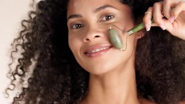 Lifting Facial Rodillo Jade Cara Mujer Negra Estudio Para Cuidado — Vídeo de stock