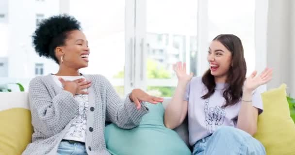 Teman Teman Wanita Dan Cincin Kawin Sofa Tertawa Ruang Tamu — Stok Video