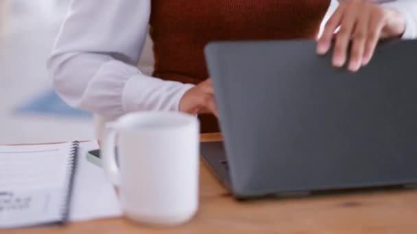 Tippen Laptop Und Suche Mit Den Händen Der Büroangestellten Nach — Stockvideo