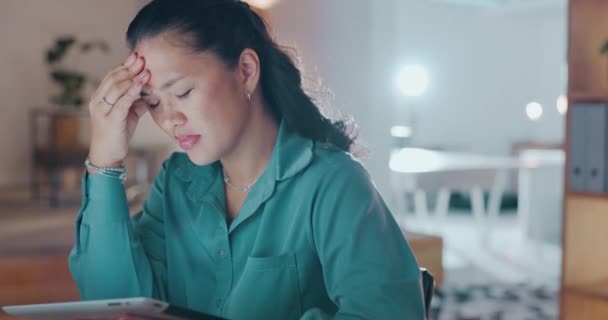 Stress Kopfschmerzen Und Frau Mit Technologie Nachtgeschäft Angstzustände Und Schmerzprobleme — Stockvideo