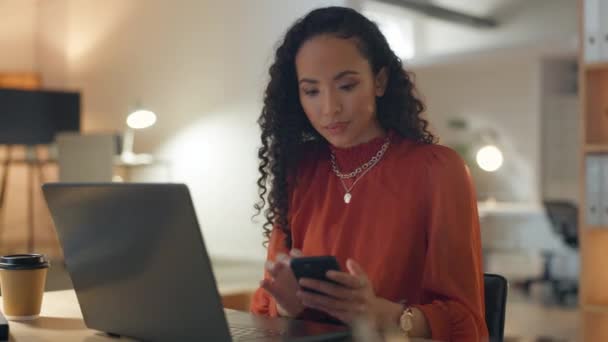 商业女性 夜间写作和电话卷轴混合种族女性在一个办公室 网站应用程序上的员工 工作沟通和专业网络 带着对技术公司的微笑 — 图库视频影像