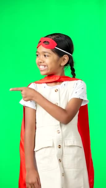 Обличчя Костюм Супергероя Дівчина Вказують Зелений Екран Студії Ізольовані Фоні — стокове відео
