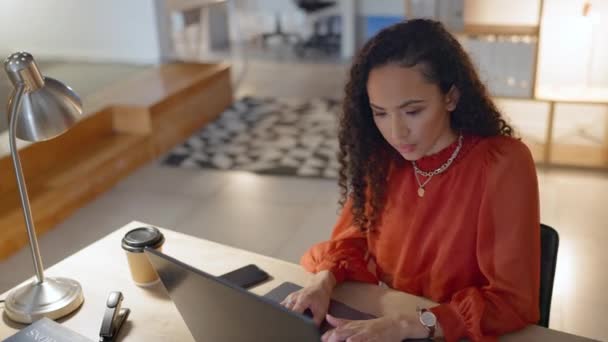 タイプ 検索または創造的な執筆のための夜のオフィスのラップトップ タイプし ビジネス女性 オンライン デザインと女性の従業員は アイデア スタートアップや問題解決 インスピレーションと焦点を当て — ストック動画