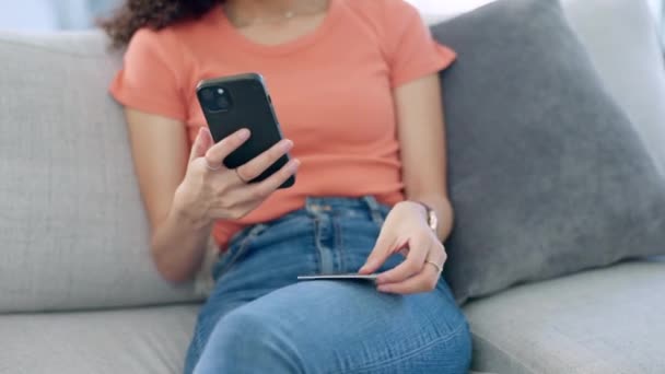Mulher Mãos Telefone Com Cartão Crédito Sofá Para Comércio Eletrônico — Vídeo de Stock