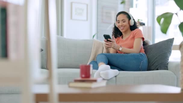 Auriculares Teléfono Mujer Feliz Sofá Escuchando Música Para Salud Mental — Vídeo de stock