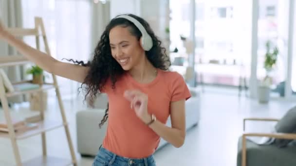 Tari Ruang Tamu Kebahagiaan Dan Wanita Dengan Headphone Rumah Merasakan — Stok Video