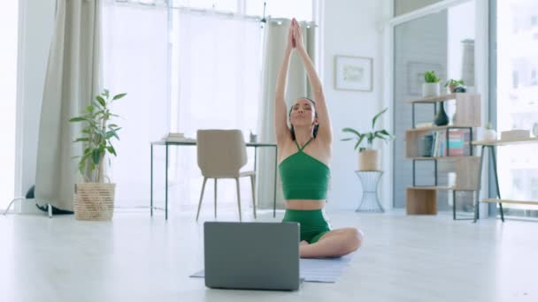 Zwarte Vrouw Yoga Meditatie Met Laptop Voor Tutorial Online Les — Stockvideo