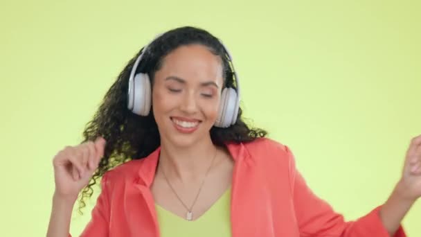 Headphones Cantando Mulher Dançando Sorrir Streaming Música Contra Fundo Estúdio — Vídeo de Stock