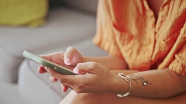 Kadın Eller Akıllı Telefondan Bağlantı Sosyal Medya Paylaşımı Evde Okuma — Stok video