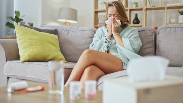 アレルギー 風邪ウイルスや病気のための薬を自宅でアジアの女性 組織や鼻を吹いて 健康上の問題から回復するソファの上の女性のくしゃみ インフルエンザとアレルギー 医療疾患と副鼻腔 — ストック動画