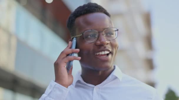 商业和黑人男人在城市里交谈 在街上聊天或说话 5G技术 手机和快乐男性专业人员 配有供讨论或联网用的手机 — 图库视频影像