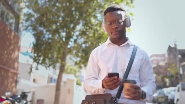 Μουσική Ακουστικά Καφέ Και Μαύρο Άνδρα Τηλέφωνο Στην Πόλη Streaming — Αρχείο Βίντεο