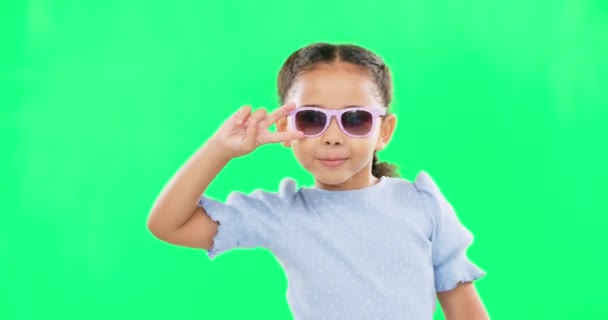 Harika Dans Yeşil Ekranda Güneş Gözlüklü Bir Çocuk Stüdyoda Izole — Stok video