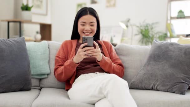 Aziatische Vrouw Smartphone Lachen Grappige Meme Sociale Media Met Communicatie — Stockvideo