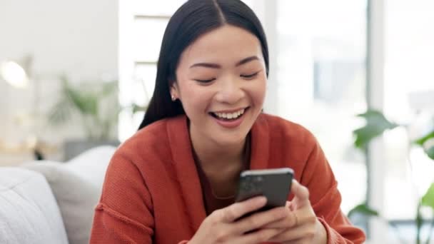 Mulher Asiática Smartphone Rir Meme Engraçado Nas Mídias Sociais Com — Vídeo de Stock
