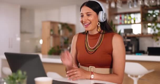 ヘッドフォンや笑顔でウェビナーのためのホームオフィスでのビデオ通話上のラップトップ フリーランスと女性 コミュニケーション テクノロジー オンライントレーニング リモートワークのアドバイザリーコンサルタントとして働くフリーランス — ストック動画