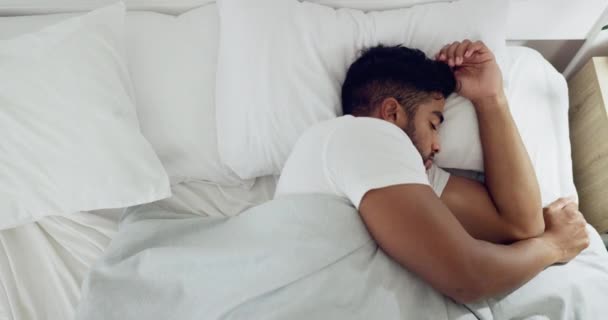 Сплячий Неспокійний Перетворюється Індійським Чоловіком Ліжку Стрес Депресію Безсоння Зверху — стокове відео