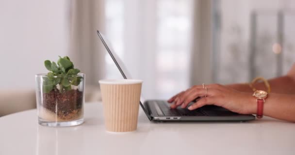 Geschäftsfrau Hände Oder Laptop Tippen Home Office Auf Mail Internet — Stockvideo