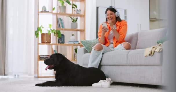 Telefon Hörlurar Och Skrattande Kvinna Med Hund Soffan Vardagsrummet Comic — Stockvideo