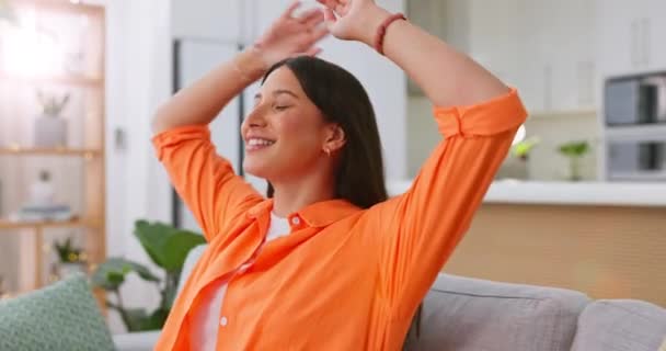 Kadın Rahatla Ellerini Kanepenin Arkasına Koy Oturma Odasına Uzan Mutluluk — Stok video
